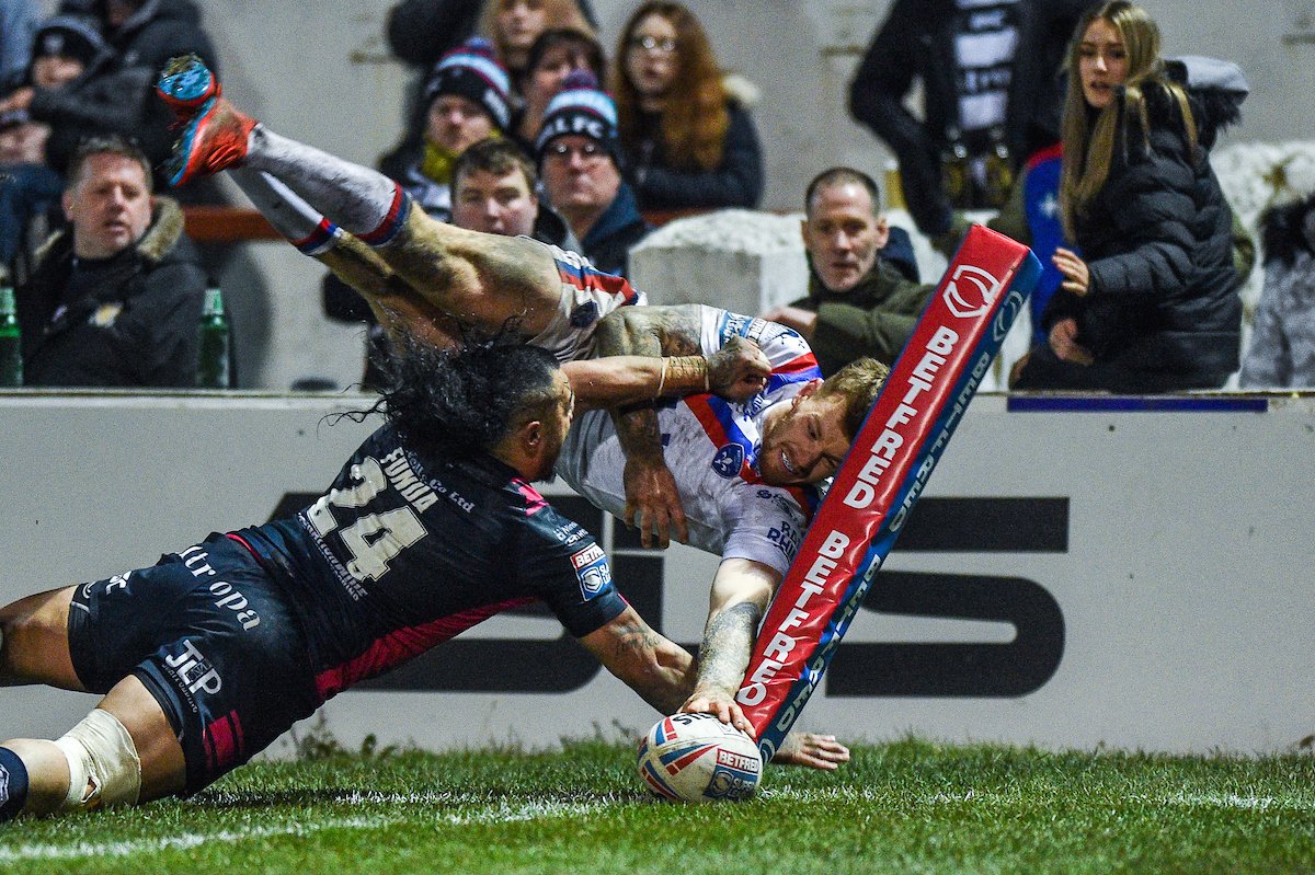 Tom Johnstone scores with an acrobatic finish for Wakefield Trinity