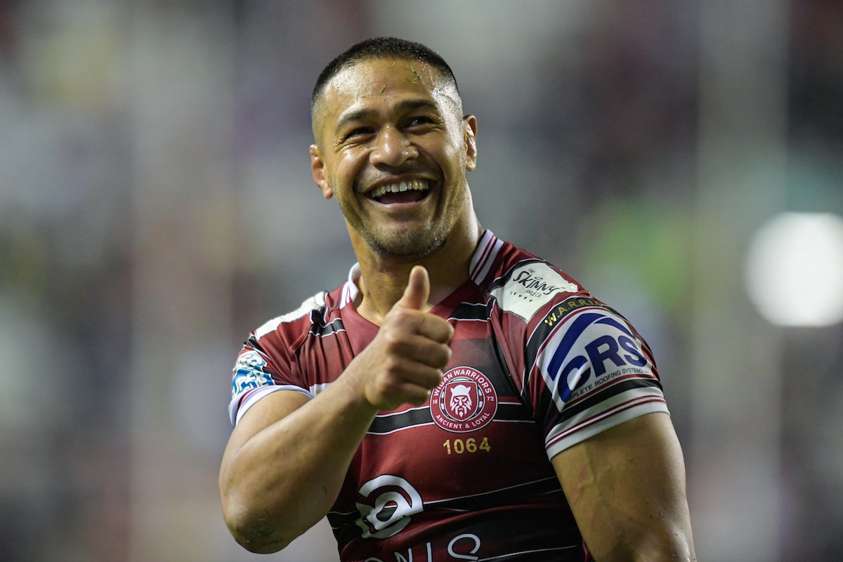 Willie Isa Wigan, thumbs up