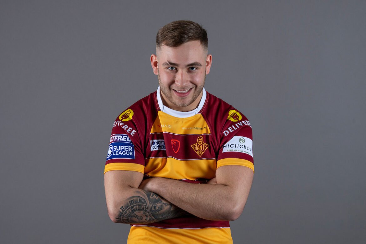 Huddersfield Giants youngster beats potential Leeds Rhinos signing to award