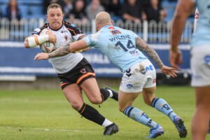 Bradford Bulls lose star player to rivals despite "competitive offer" as veteran signs new deal
