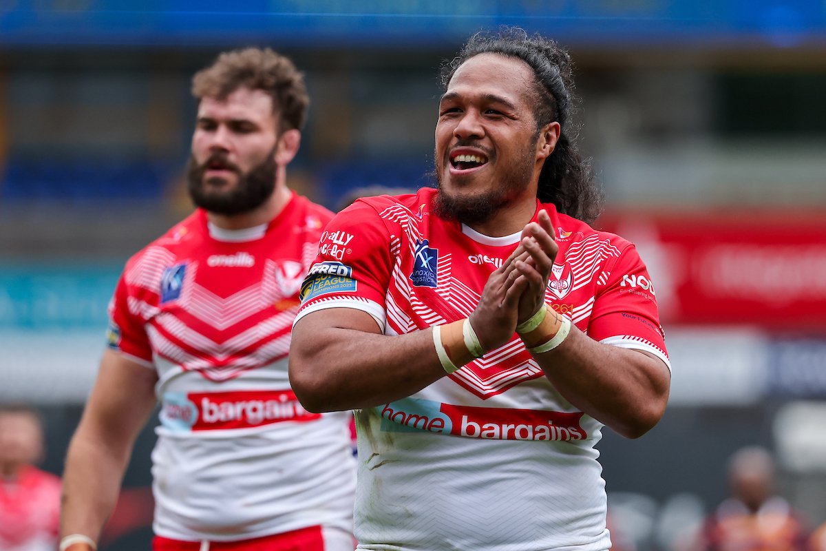 Agnatius Paasi claps, playing for St Helens