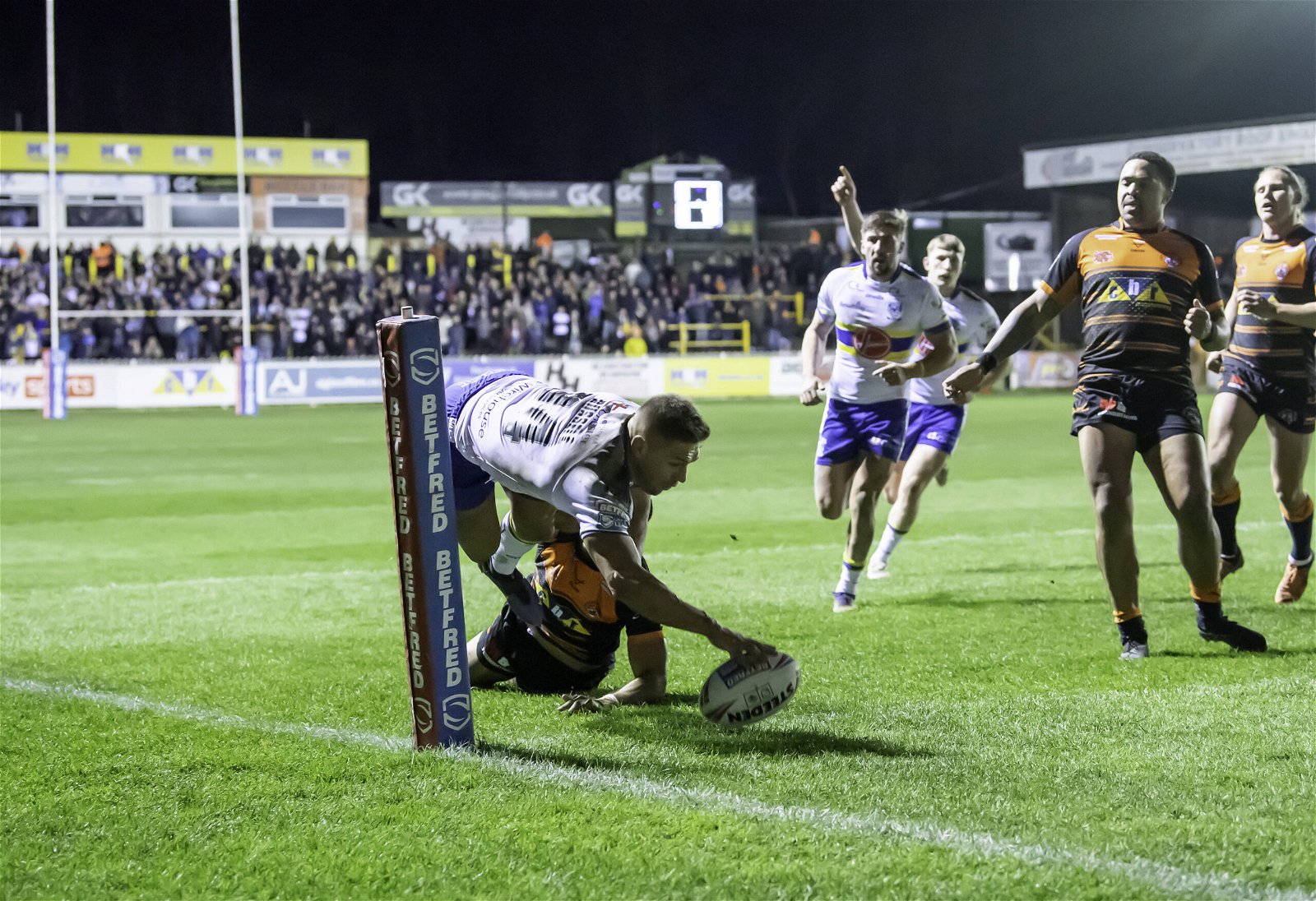 Matty Russell scores an acrobatic try for Warrington against Castleford Tigers.