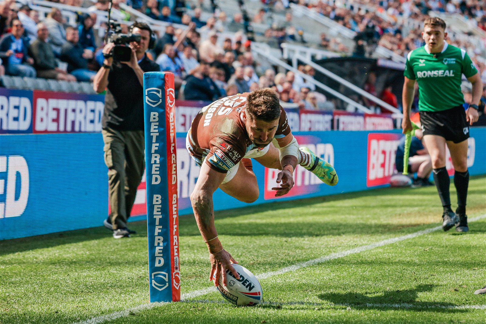 Tommy Makinson scores an acrobatic Super League try in the corner for St Helens