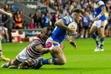 Leeds Rhinos star signs for Super League rivals
