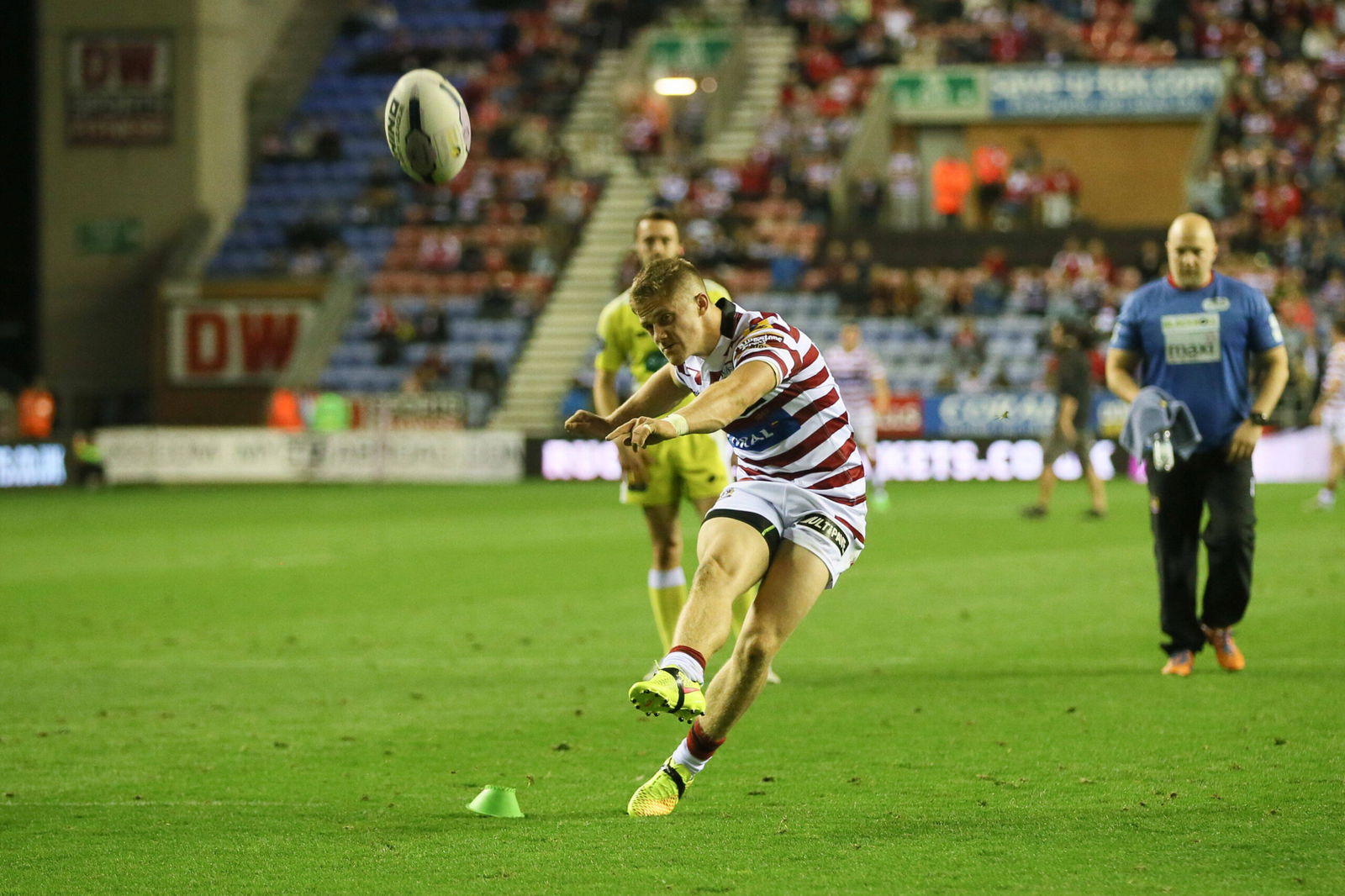 Ryan Hamoshire kicks for goal in Super League