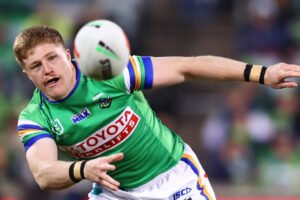 Canberra Raiders number nine set for Super League switch