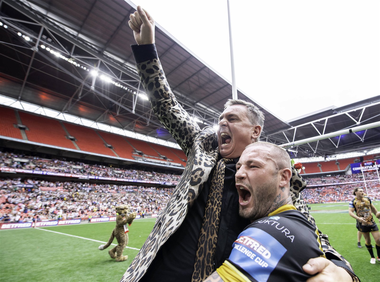 Leigh Leopards owner Derek Beaumont celebrates the Challenge Cup victory with Zak Hardaker.