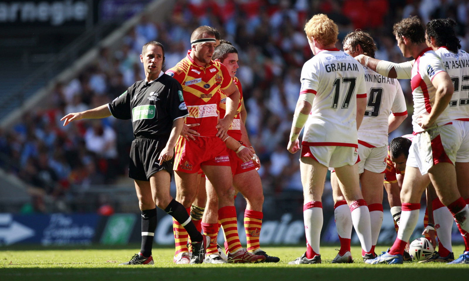 Former Super League referee Ashley Klein refereeing the 2007 Challenge Cup final.