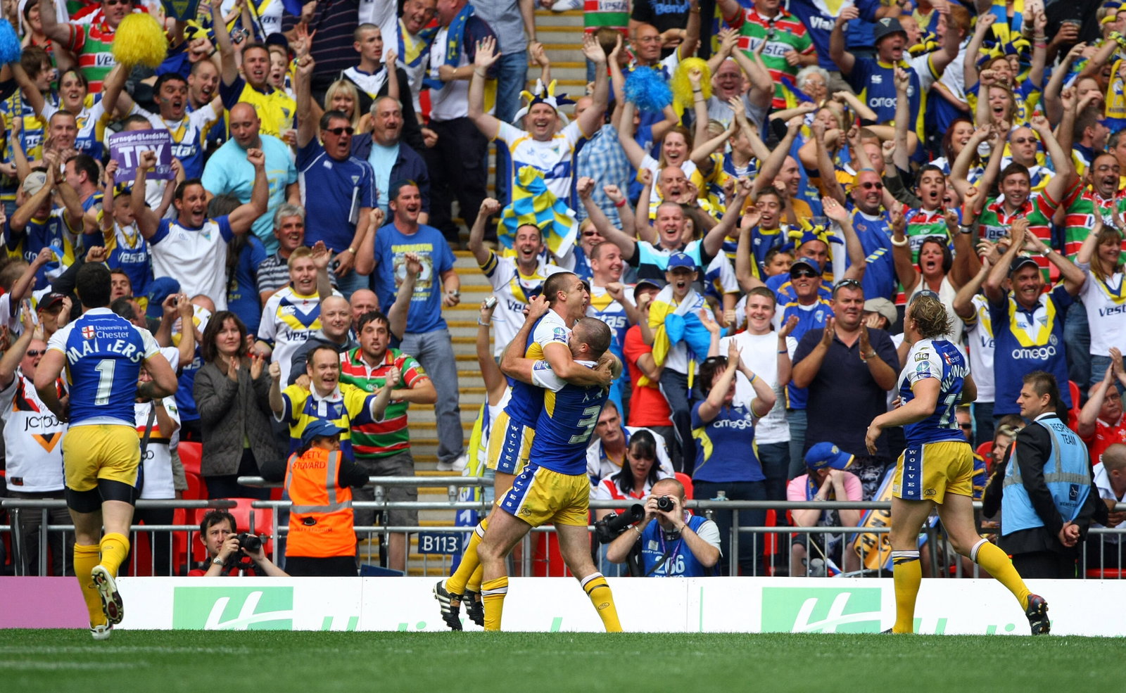 Warrington's Chris Hicks celebrates a try with Matt King in the Challenge Cup final