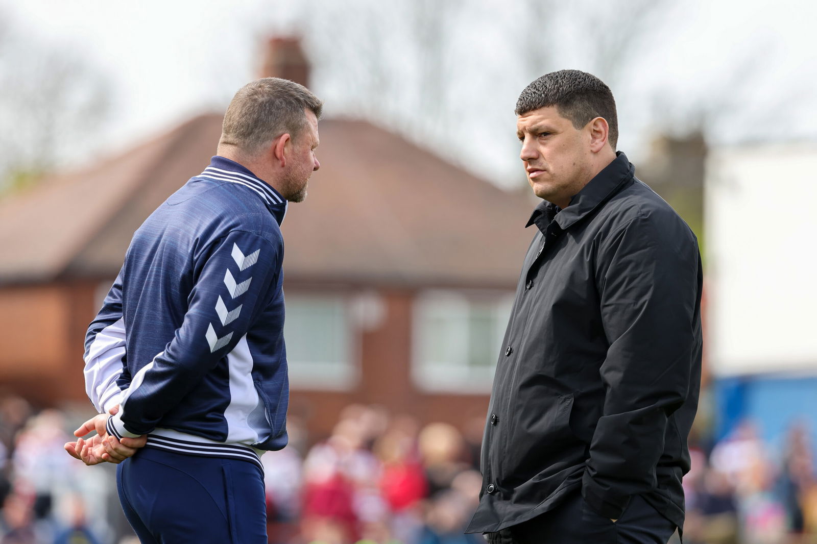 Wigan head coach Matt Peet talks to Lee Briers.  Super League