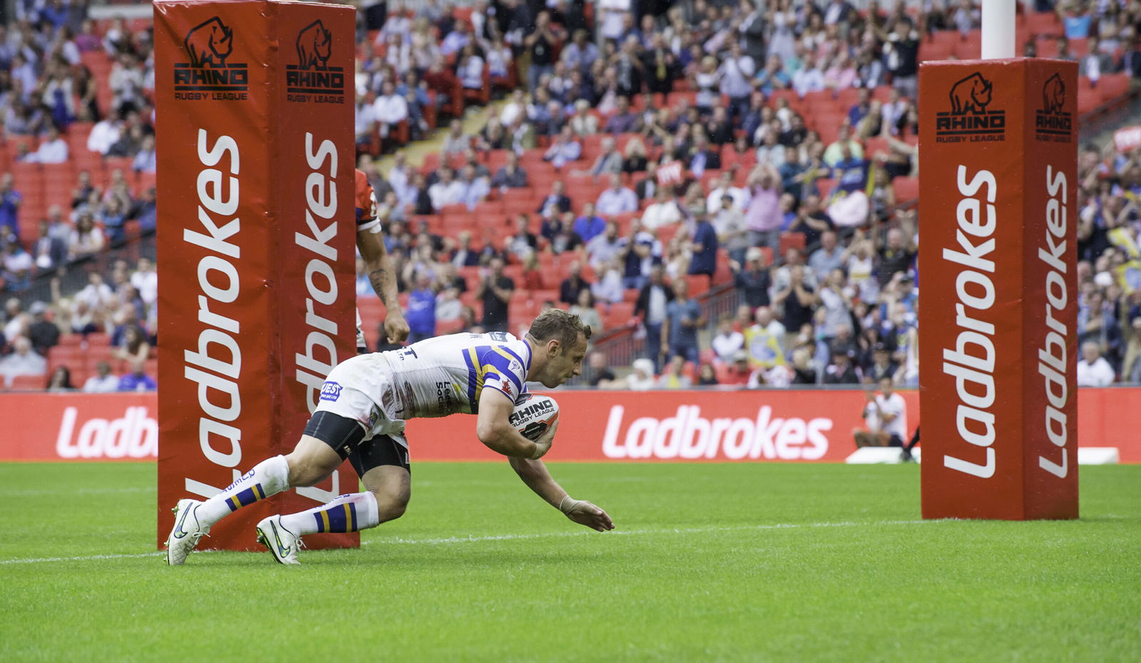 Rob Burrow scores a try at Wembley.