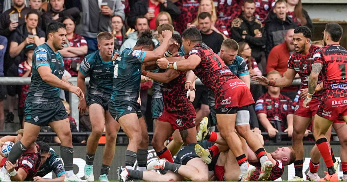 Super League Leigh Leopards Huddersfield Giants melee