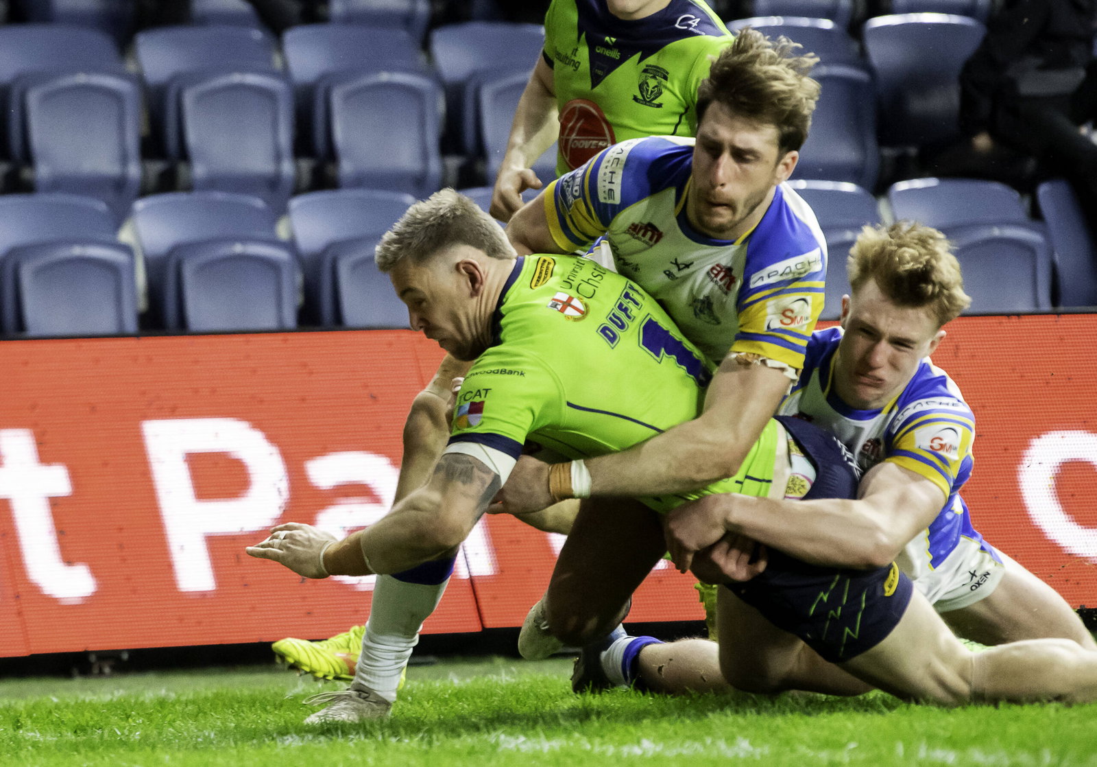 Matt Dufty scores a Super League try for Warrington Wolves against Leeds Rhinos