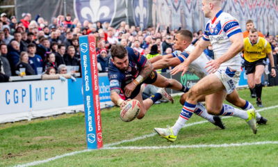 St Helens winger Kyle Feldt scoring a try in the corner
