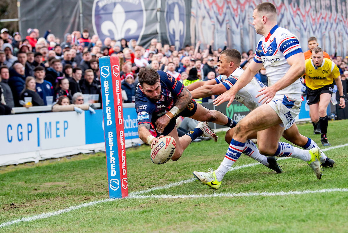 St Helens winger Kyle Feldt scoring a try in the corner