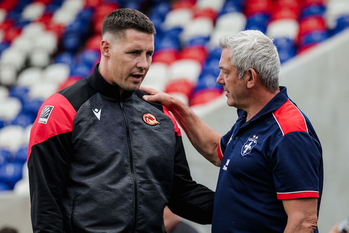 Wakefield Trinity boss Daryl Powell talks to Catalans coach Joel Tomkins